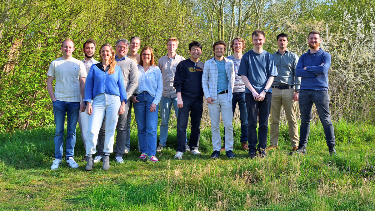 Conics-Gründer Dries Maerten und Frederic Vandelanotte mit dem Conics-Team (Quelle: Hybrid Software)