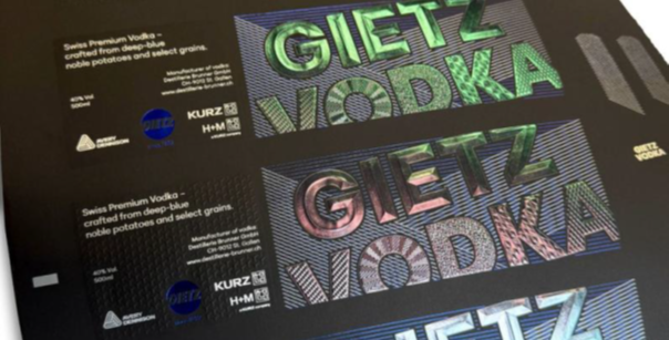 Das vollständig geprägte Vodka-Etikett von Gietz ist in Kooperation mit Kurz, H+M und Averey Dennison auf der Rofo 450 Eco entstanden (Quelle: Gietz)