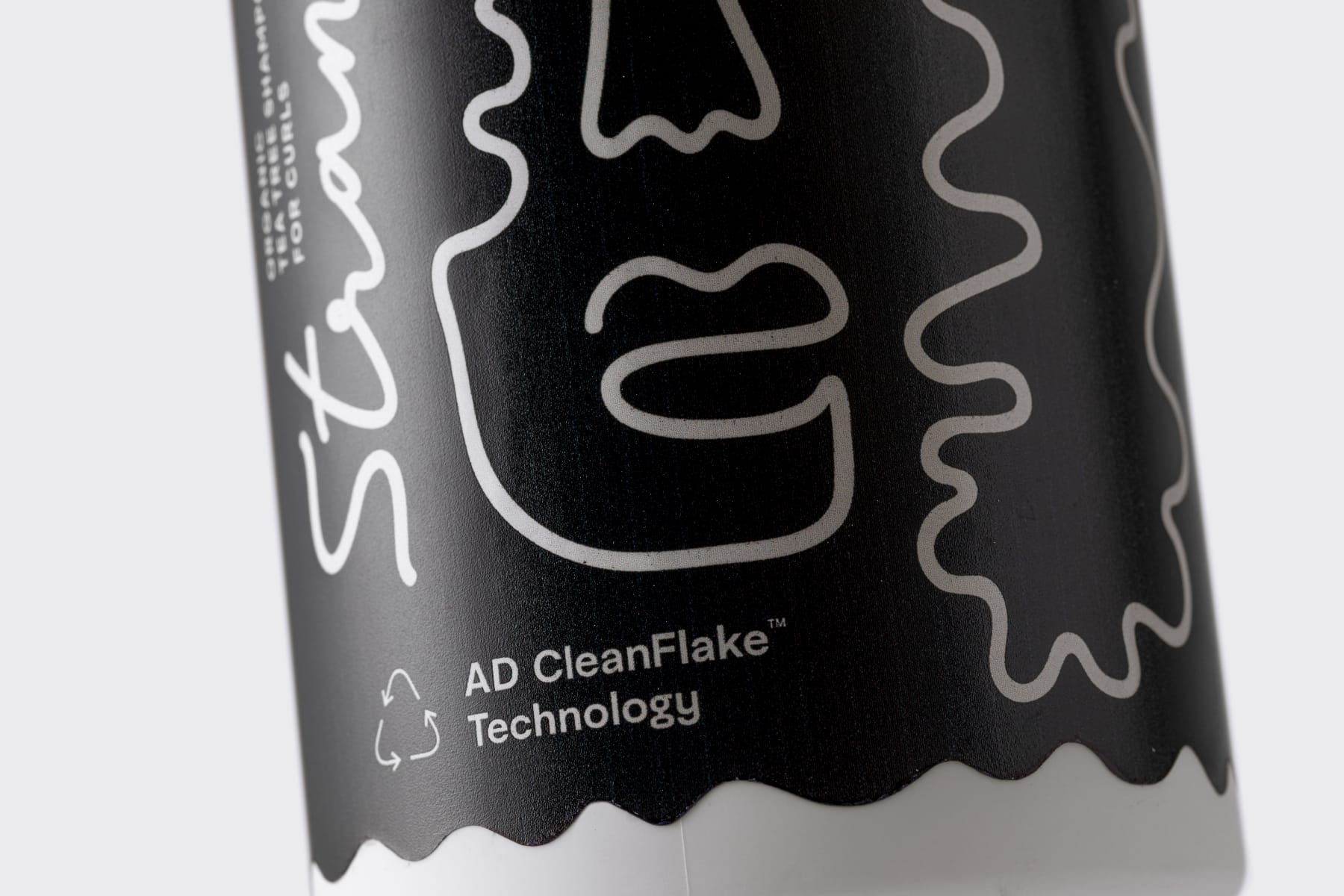 Auf der Labelexpo demonstriert Avery Dennison, wie sich AD CleanFlake-Etiketten sauber von PET- und HDPE-Flakes trennen lassen (Quelle: Avery Dennison)
