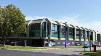 Die neue Produktionsstätte in Crawley, England. Die mehrere Millionen Euro teure Anlage wird im Herbst 2025 in Betrieb genommen. Damit soll die weltweit steigende Nachfrage nach den Modellen AeroLED2 und LeoLED2 bedient werden (Quelle: GEW)