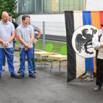 Gautschmeister Heinz Haffki (rechts) erklärt den Ablauf, die beiden Kornuten Daniel Scheuenstuhl und René Cireddu stehen mit den Packern bereit (Quelle: Herbert Bauer)