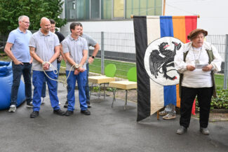 Gautschmeister Heinz Haffki (rechts) erklärt den Ablauf, die beiden Kornuten Daniel Scheuenstuhl und René Cireddu stehen mit den Packern bereit (Quelle: Herbert Bauer)