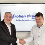 Nach der Vertragsunterzeichnung gratulierte Volker Röhr (l.) von Printcon GmbH dem Geschäftsführer von Froben Druck, Timo Wolfsdorf (Quelle: Printcon)