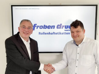Nach der Vertragsunterzeichnung gratulierte Volker Röhr (l.) von Printcon GmbH dem Geschäftsführer von Froben Druck, Timo Wolfsdorf (Quelle: Printcon)