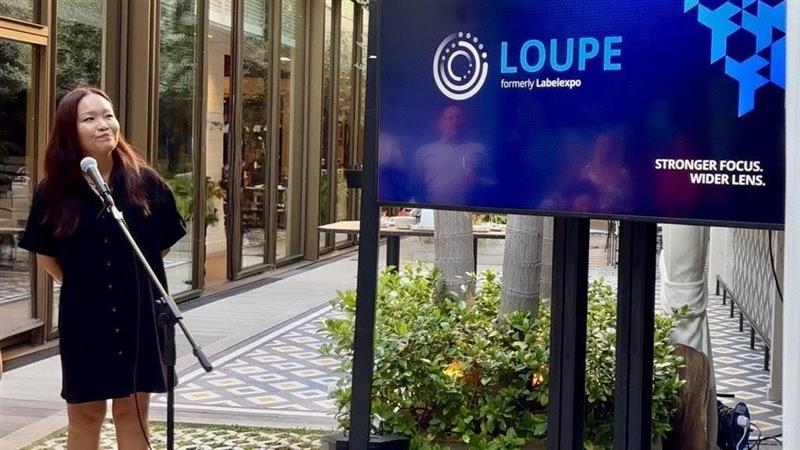 Jade Grace, Managing Director bei Loupe Global, skizziert am Vorabend der Labelexpo Europe 2025 die Neuausrichtung der Labelexpo unter dem neuen Namen Loupe (Quelle: Carolin Wacker)