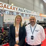 Vicky Roberts, Leiterin globale Geschäftsentwicklung Vertrieb bei ABG FlexPack und Marc Planella, Produktmanager bei ABG – auf der K-Messe (Quelle: Marbles PR)