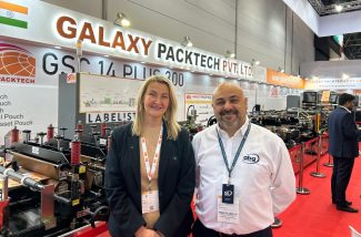 Vicky Roberts, Leiterin globale Geschäftsentwicklung Vertrieb bei ABG FlexPack und Marc Planella, Produktmanager bei ABG – auf der K-Messe (Quelle: Marbles PR)
