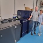 Thomas Aleithe mit seiner Schwester Kerstin Aleithe – beide Geschäftsführer der Aleithe Haftetiketten GmbH vor der AccurioLabel 400 von Konica Minolta