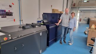 Thomas Aleithe mit seiner Schwester Kerstin Aleithe – beide Geschäftsführer der Aleithe Haftetiketten GmbH vor der AccurioLabel 400 von Konica Minolta