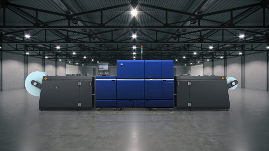 Das Etikettendruck-Flaggschiff von Konica Minolta, die AccurioLabel 400 mit Weißtoner als Underlay