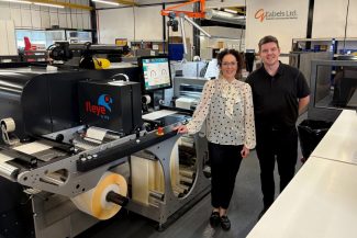 Mit der jüngsten Investition in einen zweiten Slitter-Rewinder von ABG übernehmen Susan und Ross Veitch die Unternehmensführung (Quelle: Marbles PR)
