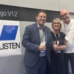 Frank und Franziska Plechschmidt zusammen mit Thorsten Glaab von HP beim Kauf der HP Indigo V12 auf der Labelexpo in Barcelona
