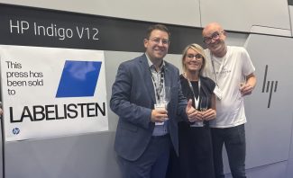 Frank und Franziska Plechschmidt zusammen mit Thorsten Glaab von HP beim Kauf der HP Indigo V12 auf der Labelexpo in Barcelona