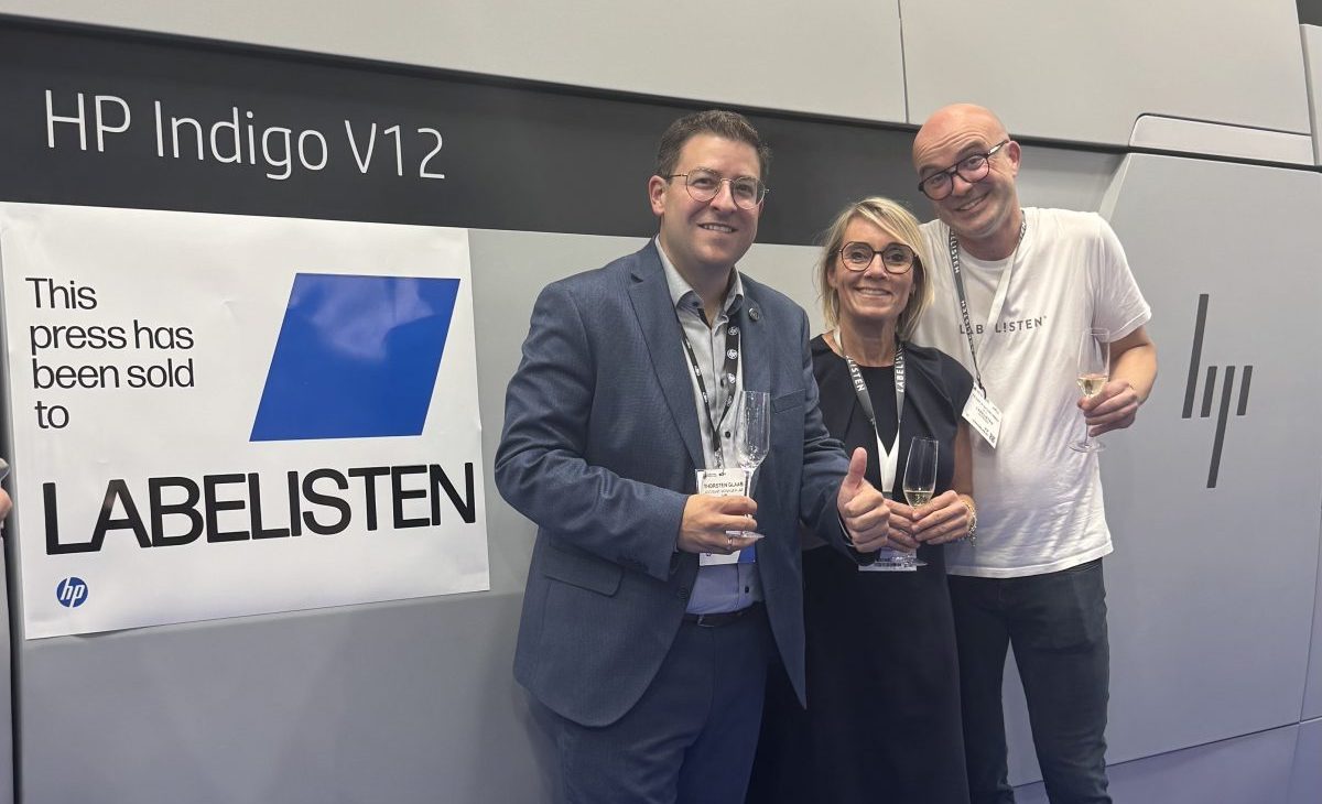 Frank und Franziska Plechschmidt zusammen mit Thorsten Glaab von HP beim Kauf der HP Indigo V12 auf der Labelexpo in Barcelona