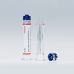 Das Cap-Lock Label von Schreiner MediPharm umschließt die Spritze und Kappe, zeigt die Erstöffnung irreversibel an und bietet durch einen integrierten RFID-Chip eine digitale Erstöffnungsindikation (Quelle: Schreiner Group)