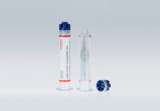 Das Cap-Lock Label von Schreiner MediPharm umschließt die Spritze und Kappe, zeigt die Erstöffnung irreversibel an und bietet durch einen integrierten RFID-Chip eine digitale Erstöffnungsindikation (Quelle: Schreiner Group)
