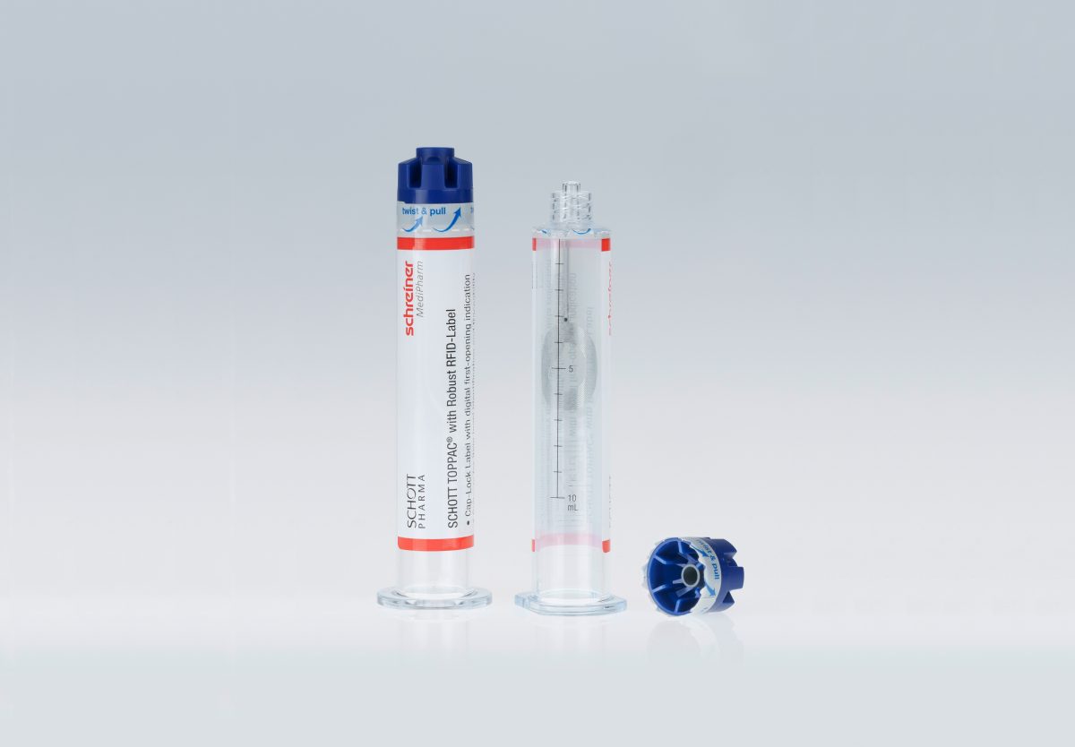Das Cap-Lock Label von Schreiner MediPharm umschließt die Spritze und Kappe, zeigt die Erstöffnung irreversibel an und bietet durch einen integrierten RFID-Chip eine digitale Erstöffnungsindikation (Quelle: Schreiner Group)
