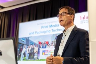 Eröffnet wurde der Event durch Prof. Dr. Volker Jansen (HdM Stuttgart), der unter dem Motto „Unplugged – Ein Blick in die Zukunft“ die besonderen Chancen gedruckter Medien im Spannungsfeld digitaler Transformation beleuchtete.