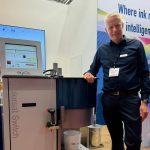 Marketingdirektor Maarten Hummelen mit dem Colorsat Switch-Spender für den Etikettendruckmarkt (Quelle: GSE)