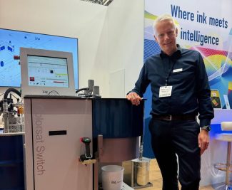 Marketingdirektor Maarten Hummelen mit dem Colorsat Switch-Spender für den Etikettendruckmarkt (Quelle: GSE)
