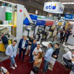 Eine Besuchergruppe verfolgte auf der Labelexpo in Barcelona die vernetzte Demonstration von Martin Automatic, ETI, LEMU und Lundberg (Quelle: The Publicity Studio)