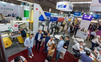 Eine Besuchergruppe verfolgte auf der Labelexpo in Barcelona die vernetzte Demonstration von Martin Automatic, ETI, LEMU und Lundberg (Quelle: The Publicity Studio)