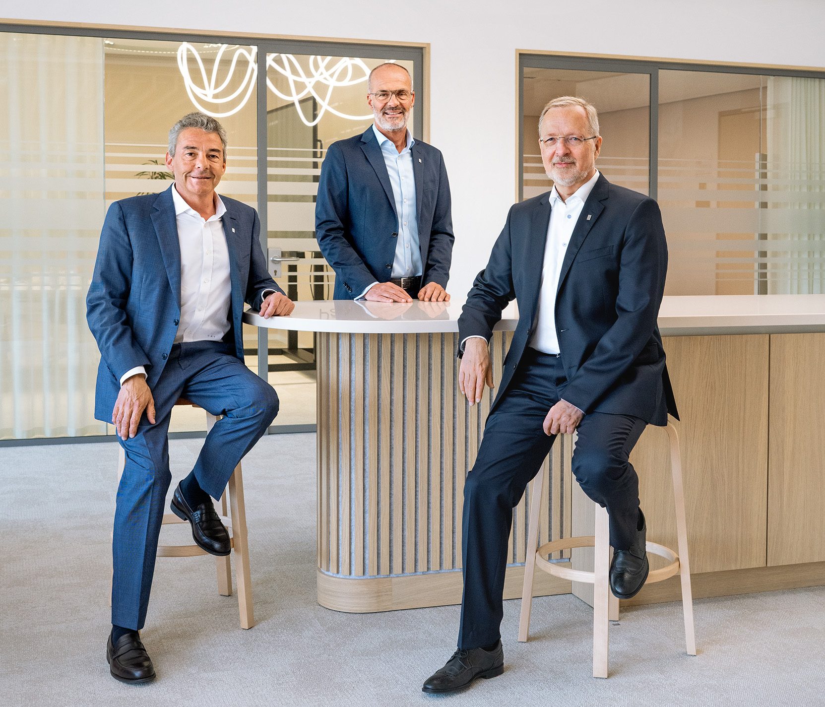 Der Vorstand der Koehler-Gruppe blickt auf das Geschäftsjahr 2024, bei dem sich das Familienunternehmen in einem äußerst herausfordernden Umfeld ein weiterhin hohes Umsatzniveau sichern konnte: v.l.n.r. Kai Furler, Vorstandsvorsitzender; Dr. Stefan Karrer, Vorstand Technik; Frank Lendowski, Vorstand Finanzen und Verwaltung (Quelle: Koehler-Gruppe)