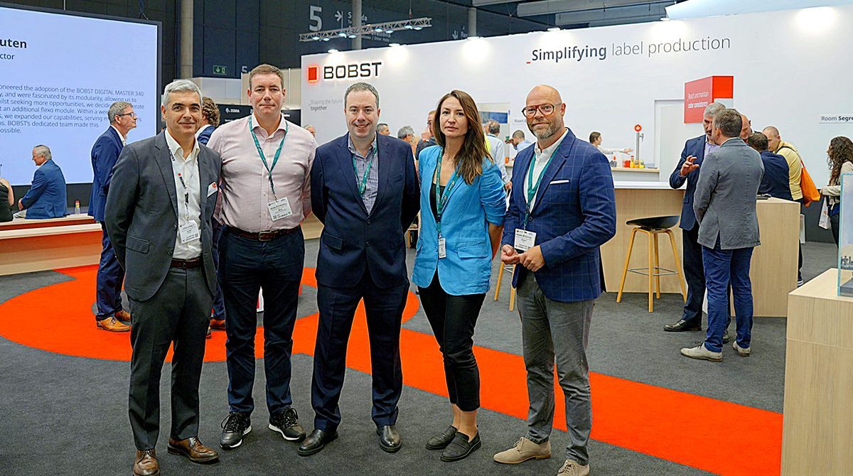 Abgebildet (von links): Jordi Giralt, Global Sales Director PL Label Bobst; Sean Cockerell, UK Operations Lead MCC; Chris Gannon, Vice President of Operations MCC EMENA; Anca Rascutoi, Director of Capital Investments and Digital Transformation MCC EMEA und Frank Goedicke, Global Account Manager PL Label Bobst (Quelle: Bobst)