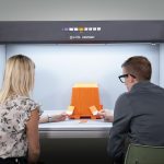 Als erweiterte Version der Standard-Kabine bietet die Judge LED Plus einen größeren Betrachtungsbereich, so dass zwei Prüfer nebeneinander stehen und Proben gleichzeitig abmustern können (Quelle: X-Rite)