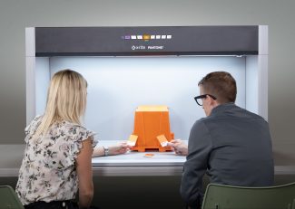 Als erweiterte Version der Standard-Kabine bietet die Judge LED Plus einen größeren Betrachtungsbereich, so dass zwei Prüfer nebeneinander stehen und Proben gleichzeitig abmustern können (Quelle: X-Rite)