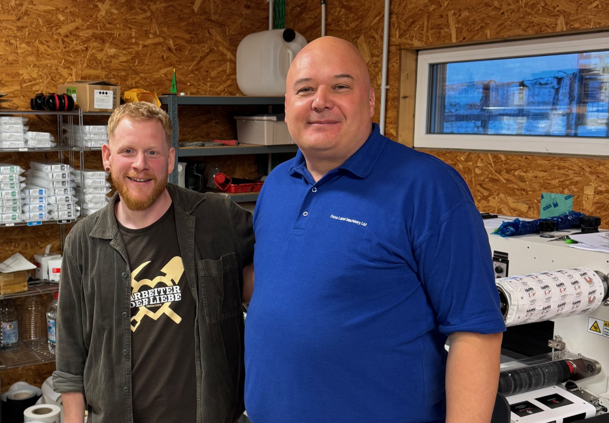 Installation bei BohnEtiketten: Alexander Hellmundt (BohnEtiketten) und Thomas Hugo (Grafische Systeme) (Quelle: Grafische Systeme)