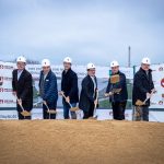 v.l.n.r.: Olaf Kirsten (Bauleiter, Freyler Industriebau Nürnberg), Udo Ehemann (Firmenkundenberater, Sparkasse Ansbach), Franz Dietlein (Leiter FirmenkundenCenter, Sparkasse Ansbach), Jens Freytag (Geschäftsbereichsleiter, Freyler Industriebau Nürnberg), Benjamin Rüdt von Collenberg (Geschäftsführer, InForm Etiketten GmbH & Co. KG), Adrian Hennick (Geschäftsführer InForm Etiketten GmbH & Co. KG), Bernd Meyer (Bürgermeister, Sachsen b. Ansbach), Jonas Schwarz (Projektleiter, Freyler Industriebau Nürnberg) (Quelle: Freyler)