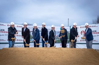 v.l.n.r.: Olaf Kirsten (Bauleiter, Freyler Industriebau Nürnberg), Udo Ehemann (Firmenkundenberater, Sparkasse Ansbach), Franz Dietlein (Leiter FirmenkundenCenter, Sparkasse Ansbach), Jens Freytag (Geschäftsbereichsleiter, Freyler Industriebau Nürnberg), Benjamin Rüdt von Collenberg (Geschäftsführer, InForm Etiketten GmbH & Co. KG), Adrian Hennick (Geschäftsführer InForm Etiketten GmbH & Co. KG), Bernd Meyer (Bürgermeister, Sachsen b. Ansbach), Jonas Schwarz (Projektleiter, Freyler Industriebau Nürnberg) (Quelle: Freyler)
