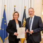 Frank Lendowski, Vorstand der Koehler-Gruppe, erhält die Wirtschaftsmedaille des Landes Baden-Württemberg von Ministerin Dr. Nicole Hoffmeister-Kraut (Quelle: Köhler Gruppe)