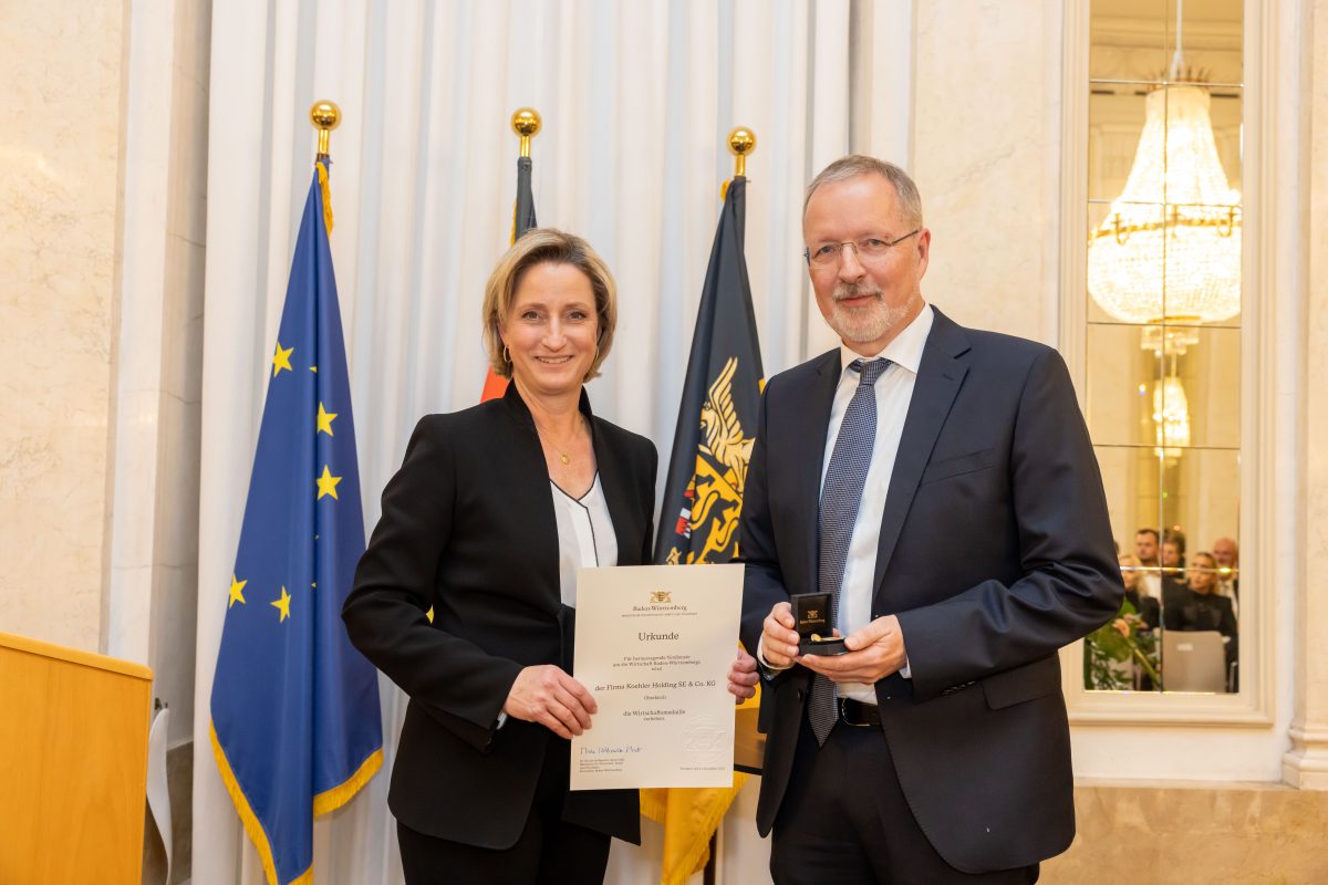 Frank Lendowski, Vorstand der Koehler-Gruppe, erhält die Wirtschaftsmedaille des Landes Baden-Württemberg von Ministerin Dr. Nicole Hoffmeister-Kraut (Quelle: Köhler Gruppe)