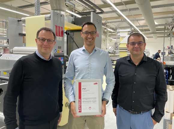 Stolz auf die weltweit erste PSF-Zertifizierung (v. l.): Torsten Dreke (Geschäftsführer), Christian Schröter (Geschäftsführender Gesellschafter) und Marco Biedermann (Finanzen und Personal/Prokurist)(Quelle: Etiketten-Labels)