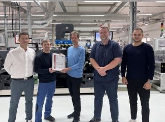 Als erste Druckerei wurde die Thüringer Papierwarenfabrik C. Schröter GmbH & Co. KG nach dem ProzessStandard Flexodruck zertifiziert. Am 17. Oktober überreichte die Fogra das Zertifikat (v. l.): Marcus Schieke und Marcel Grasse (Thüringer Papierwarenfabrik), Jürgen Gemeinhardt (Fogra), Stefan Rößler und Marcus Jung (Quelle: Thüringer Papierwarenfabrik)