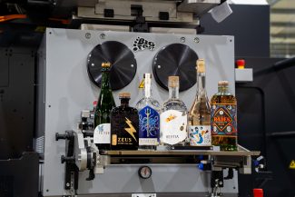 Die Mythos-Etikettenmuster wurden mit Folien, Prägungen und Siebdruck auf dem Digicon Series 3 von ABG veredelt (Quelle: Marbles PR)