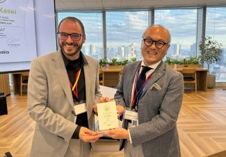 Übergabe der Esko-Quartz-Zertifizierung an Asahi Photoproducts während der AWP Days 2025 in Japan (Quelle: Asahi Photoproducts)