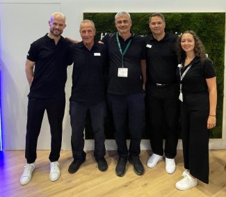 V.l.n.r.: Dr. Guido Spachtholz (Geschäftsführer Herma), Joannis Loxas, Haris Loxas, Harald Wallner (Director Sales International Herma) und Melissa Vogelmann (Vertrieb Herma) (Quelle: Herma)