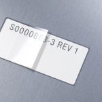 Geschützt und gekennzeichnet: Die Lackierschutzlabels von Schreiner ProTech sorgen für eine eindeutige Kennzeichnung der Schaltschränke von Kratos Industries.