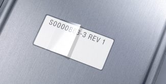 Geschützt und gekennzeichnet: Die Lackierschutzlabels von Schreiner ProTech sorgen für eine eindeutige Kennzeichnung der Schaltschränke von Kratos Industries.