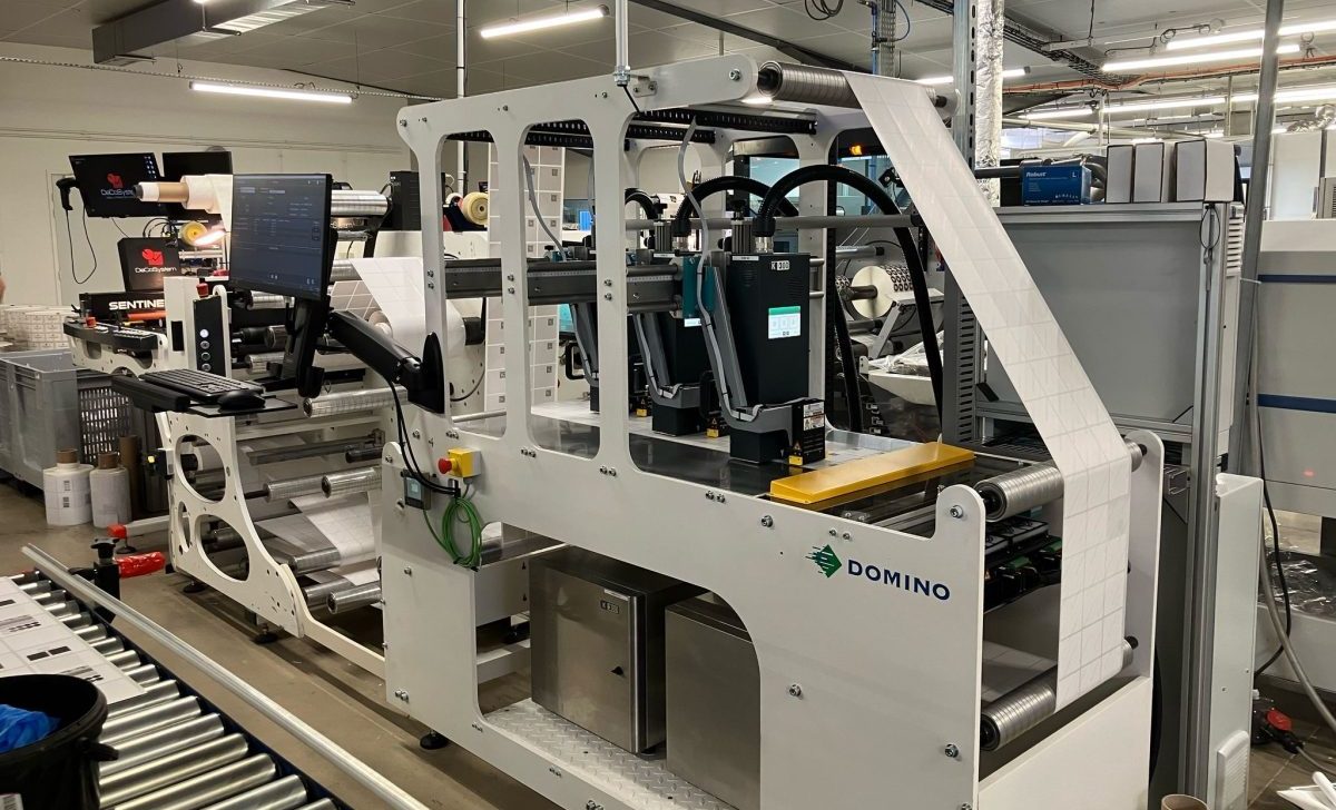 Eine der in der installierten Domino K300 Monochrom-Inkjet-Druckmaschinen für den variablen 2D-Codedruck (Quelle: Domino)