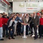 Die Beteiligten am Koehler Group Paper Campus zusammen mit den Auszubildenden bei der feierlichen Eröffnung. Am Buzzer v.l.n.r. Birgit Braun (Projektleiterin Planung Bau – Zentrale Anlagentechnik), Bernd Heidenreich (Ausbilder Papiertechnik), Faruk Tascioglu (Ausbilder Papiertechnik), Kai Furler (Vorstandsvorsitzender), Simone Wölfle (Leiterin Ausbildung und Personalentwicklung), Frank Lendowski (Vorstand Finanzen und Verwaltung) und Dr. Stefan Karrer (Vorstand Technik) (Quelle: Koehler-Gruppe)