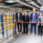 Geschäftsführer Roland Schreiner (Mitte), Seniorgesellschafter und Bauherr Helmut Schreiner (2.v.l.), seine Frau Ulrike Schreiner (2.v.r), der Technische Leiter Martin Moser (l.) und der Dorfener Bürgermeister Heinz Grundner (r.) eröffnen symbolisch den Anbau (Quelle: Schreiner)