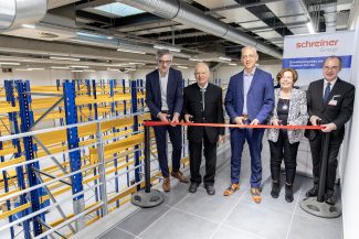 Geschäftsführer Roland Schreiner (Mitte), Seniorgesellschafter und Bauherr Helmut Schreiner (2.v.l.), seine Frau Ulrike Schreiner (2.v.r), der Technische Leiter Martin Moser (l.) und der Dorfener Bürgermeister Heinz Grundner (r.) eröffnen symbolisch den Anbau (Quelle: Schreiner)