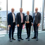 Dr. Patrick Rapp 2.v.r. (Staatssekretär im Ministerium für Wirtschaft, Arbeit und Tourismus des Landes Baden-Württemberg), Philipp Prechtl (Geschäftsführer, Koehler Innovative Solutions, links), Thorsten Erny (Landrat Ortenaukreis, 2.v.r.) und Dr. Stefan Karrer (Vorstand Technik, Koehler-Gruppe) (Quelle: Koehler-Gruppe)