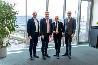 Dr. Patrick Rapp 2.v.r. (Staatssekretär im Ministerium für Wirtschaft, Arbeit und Tourismus des Landes Baden-Württemberg), Philipp Prechtl (Geschäftsführer, Koehler Innovative Solutions, links), Thorsten Erny (Landrat Ortenaukreis, 2.v.r.) und Dr. Stefan Karrer (Vorstand Technik, Koehler-Gruppe) (Quelle: Koehler-Gruppe)