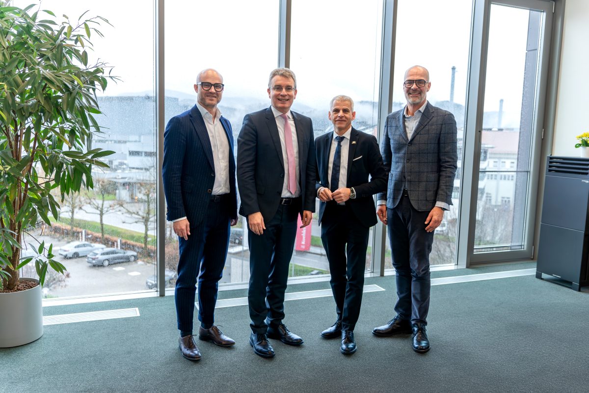 Dr. Patrick Rapp 2.v.r. (Staatssekretär im Ministerium für Wirtschaft, Arbeit und Tourismus des Landes Baden-Württemberg), Philipp Prechtl (Geschäftsführer, Koehler Innovative Solutions, links), Thorsten Erny (Landrat Ortenaukreis, 2.v.r.) und Dr. Stefan Karrer (Vorstand Technik, Koehler-Gruppe) (Quelle: Koehler-Gruppe)