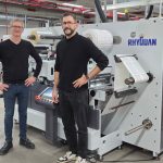Die Digital-Finishing- und Veredelungsanlage TOP330PLUS3 von RhyGuan wurde Anfang Dezember bei der Optimum Group™ Etiket Schiller GmbH in Plüderhausen installiert und anschließend in die laufende Produktion integriert (Quelle: B&T Tec)